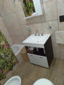 ein Badezimmer mit Waschbecken, Toilette und Badewanne in der Unterkunft Ramallo Lote 58 Estancia Estrella Federal in Ramallo