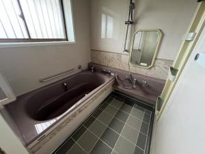 eine große Badewanne im Bad mit Spiegel in der Unterkunft 瀬戸内庵Setouchian in Takamatsu + 32 Fotos