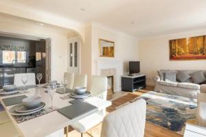 Posezení v ubytování Waterside 4BR on Abingdon Marina Access Oxford