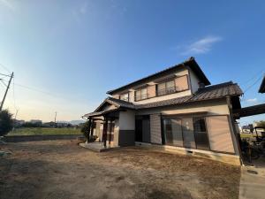 ein Haus, das im Dreck steht in der Unterkunft 瀬戸内庵Setouchian in Takamatsu
