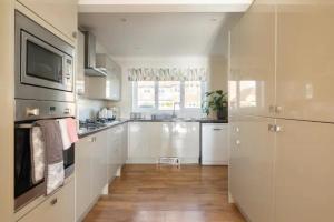 Kuchyň nebo kuchyňský kout v ubytování Waterside 4BR on Abingdon Marina Access Oxford