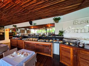 un restaurant avec un comptoir avec de la nourriture dessus dans l'établissement Pousada Sambass, à Morro de São Paulo