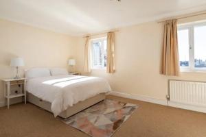 Postel nebo postele na pokoji v ubytování Waterside 4BR on Abingdon Marina Access Oxford + 5 fotografií