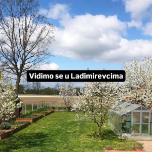 a garden with a sign that reads vida see u laldiminate at Privatni smještaj Tolić in Ladimirevci