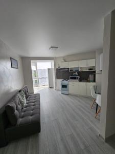 un salon avec un canapé et une cuisine dans l'établissement Яровиця 37, à Loutsk