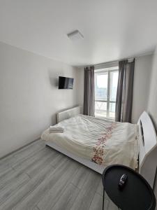 une petite chambre avec un lit et une fenêtre dans l'établissement Яровиця 37, à Loutsk