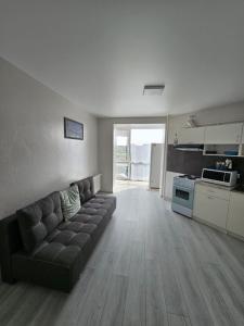 un salon avec un canapé et une cuisine dans l'établissement Яровиця 37, à Loutsk