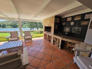 Χώρος καθιστικού στο Whispering Waters Malgas