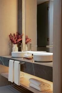 Ένα μπάνιο στο The Meydan Hotel Dubai