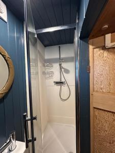 Vannituba majutusasutuses The Container