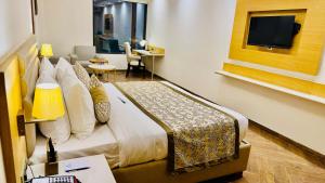 新德里Hotel The L D Casa Near International airport的一间带床和电视的酒店房间
