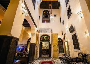 um prédio com um corredor com uma porta grande em Le panoramique de Fes em Fez mais 44 fotografias