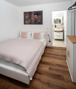a bedroom with a white bed and a bathroom at Cozy 9 in Hamburg +32 photos