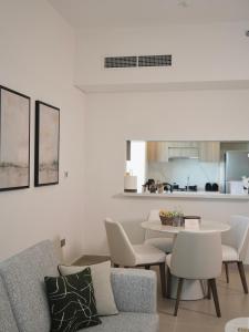 Köök või kööginurk majutusasutuses Palm Haven! NEW Luxury 1-BR! Yas Island Walking distance to F1