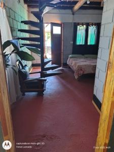 Zimmer mit Treppen und einem Bett in einem Zimmer in der Unterkunft Cabaña Anisacate in Villa Anizacate