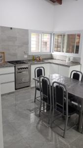 Køkken eller tekøkken på Chalet Arredondo Villa Carlos Paz + 12 billeder