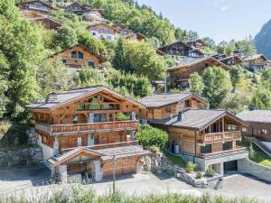 eine Gruppe von Holzhäusern auf einem Berg in der Unterkunft Chalet haut standing 14p à 500m des pistes avec parking - FR-1-754-8 in Morzine