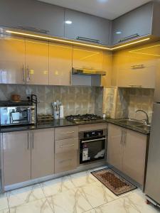 Kuchyň nebo kuchyňský kout v ubytování Elegant, Modern F2 Apartment Absolute Comfort