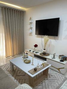 Μια τηλεόραση ή/και κέντρο ψυχαγωγίας στο Elegant, Modern F2 Apartment Absolute Comfort