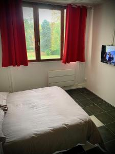 Postel nebo postele na pokoji v ubytování 302 Bron galerie lafayette