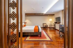 新德里Hotel The L D Casa Near International airport的房间里有一张床和一张书桌的卧室 更多9张照片