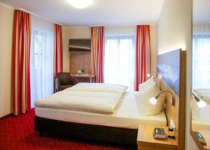 Postel nebo postele na pokoji v ubytování Pension Haslberger + 2 fotografie