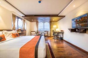 新德里Hotel The L D Casa Near International airport的房间里有一张大床的卧室