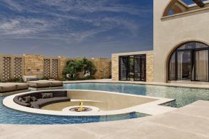 - une piscine avec une fontaine au milieu d'un bâtiment dans l'établissement Villa Lavender by Villa Plus, à Kolimbia