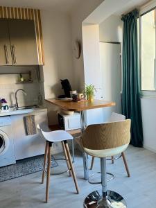 Kuchyň nebo kuchyňský kout v ubytování Cozy appartement en centre-ville