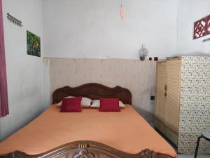 Giường trong phòng chung tại Fortuna Jogja Guest House & Rental