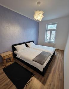 une chambre avec un grand lit et une fenêtre dans l'établissement Ferienwohnung Neukieritzsch, à Neukieritzsch