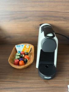 un téléphone portable posé à côté d'un bol de légumes dans l'établissement Le 1000 fleurs studio neuf à 3 kms de La Rochelle, à Nieul-sur-Mer