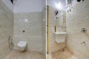 BhilaiにあるHotel O Arenaのバスルーム(トイレ、洗面台付)の写真2枚