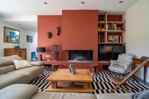 ein Wohnzimmer mit Couch und Kamin in der Unterkunft Provencal Villa Near Montpellier in Castelnau-le-Lez