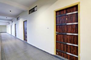 BhilaiにあるHotel O Arenaの廊下の木の扉