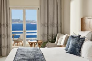 une chambre avec un lit et une vue sur l'océan dans l'établissement Anax Resort and Spa, à Agios Ioannis Mykonos 165 autres photos
