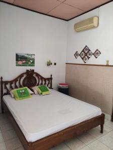 Giường trong phòng chung tại Fortuna Jogja Guest House & Rental