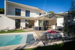 eine Villa mit Swimmingpool und ein Haus in der Unterkunft Modern Villa With Pool In Castelnau-Le-Lez in Castelnau-le-Lez
