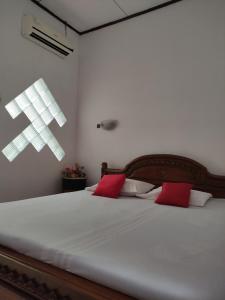 Giường trong phòng chung tại Fortuna Jogja Guest House & Rental