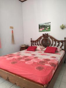 Giường trong phòng chung tại Fortuna Jogja Guest House & Rental
