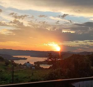 einen Sonnenuntergang über einem Wasserkörper mit Sonnenuntergang in der Unterkunft Pousada Encantos de Itá in Itá