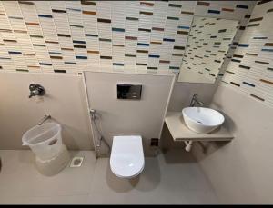 浦那Sunrise Comfort Rooms - International Tech Park Kharadi Highway的带马桶和水槽的小浴室