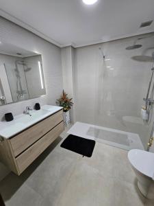 ein Badezimmer mit Dusche, Waschbecken und Badewanne in der Unterkunft MEQUEDO Casa Alicia in Alcañiz + 21 Fotos