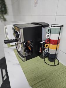 eine Kaffeemaschine auf einer Theke in der Unterkunft MEQUEDO Casa Alicia in Alcañiz