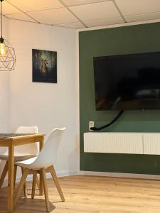 TV a/nebo společenská místnost v ubytování Ferien- und Handwerkerwohnung