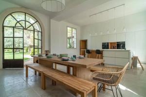 eine große Küche mit Holztisch und Stühlen in der Unterkunft Provencal Villa With Pool In Montferrier-Sur-Lez in Montferrier-sur-Lez