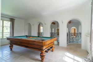ein Billardtisch in einem Raum mit weißen Wänden in der Unterkunft Provencal Villa With Pool In Montferrier-Sur-Lez in Montferrier-sur-Lez