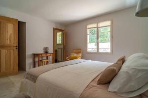 ein Schlafzimmer mit großem Bett und Fenster in der Unterkunft Provencal Villa With Pool In Montferrier-Sur-Lez in Montferrier-sur-Lez + 32 Fotos