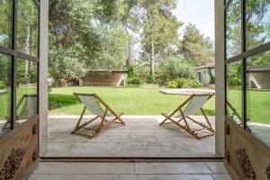 zwei Stühle auf einer Veranda mit Blick auf einen Hof in der Unterkunft Provencal Villa With Pool In Montferrier-Sur-Lez in Montferrier-sur-Lez