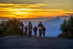 un gruppo di persone in bicicletta lungo una strada al tramonto di Alma Montis - Frabosa Sottana a Villanova Mondovì Altre 22 foto